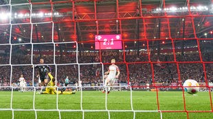 Leroy Sane schießt ein Tor im Spiel gegen den FC Bayern München.
