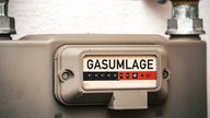 Symbolbild: Auf einem Gaszähler steht dre Schriftzug "Gasumlage"
