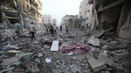 Palästinensische Familien werden nach dem nächtlichen israelischen Beschuss von Gaza-Stadt am 11. Oktober 2023 in sicherere Gebiete evakuiert.