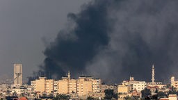 Ein aus Rafah aufgenommenes Bild zeigt Rauch, der während der israelischen Bombardierung über Khan Yunis im südlichen Gazastreifen aufsteigt (19.12.2023).
