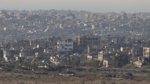 Blick auf zerstörte Siedlungen im nördlichen Gazastreifen von Israel aus gesehen (13.01.2025)