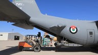 Ein jordanisches Militärflugzeug wird mit humanitären Hilfsgütern beladen.