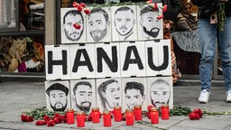 Zeichnungen der Opfer des rassistischen Anschlags in Hanau als Gedenken in einer Fußgängerzone aufgestellt, Archivbild: 19.02.2023 