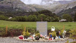 Gedenkstätte am Fuß des Bergmassivs Les Trois Évêches in den französischen Alpen