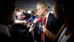 Geert Wilders (PVV) im Gespräch mit Journalist:innen, Archivbild 16.05.2024