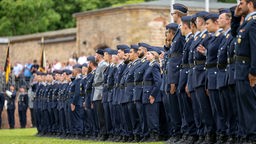 Rekrutinnen und Rekruten der Bundeswehr nehmen an einer feierlichen Gelöbniszeremonie bzw. Vereidigung teil (23.05.2024).