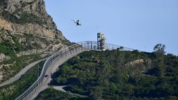  Ein Hubschrauber fliegt über die Grenze zwischen Marokko und Spanien in Ceuta, Symbolbild, Archivbild: 14.04.2023
