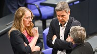 Katharina Dröge (B'90/Die Grünen), Dr. Robert Habeck, Bundesminister für Wirtschaft und Klimaschutz (B'90/Die Grünen), Britta Haßelmann (B'90/Die Grünen) 2023 im Bundestag.