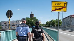 In Guben (Brandenburg) gehen die polnische Polizistin Monika Mojsiejonek und der deutsche Polizeihauptkommissar Ingo Barzik am 02.07.2015 gemeinsam auf Streife.