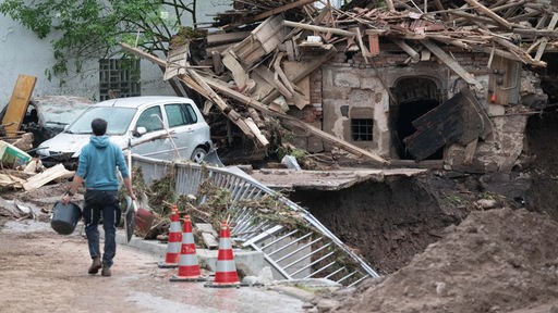 Hochwasserschäden an Häusern, Auto und Brücke (Baden-Württemberg, Klaffenbach)