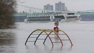 Hochwasser - Ein Spielplatz am Rheinufer ist überschwemmt.