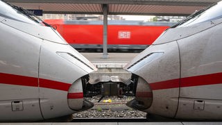 Zwei ICE-Züge de Deutschen Bahn sind auf einem Bahnhof zusammengekoppelt