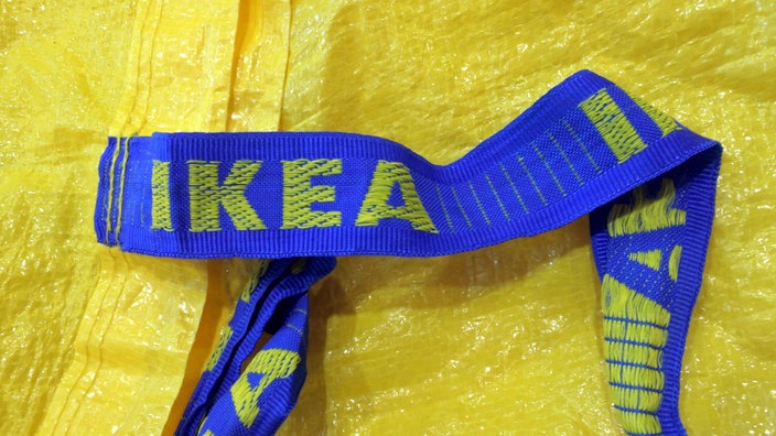 Ikea-Logo auf einer gelb-blauen Ikea-Einkaufstasche