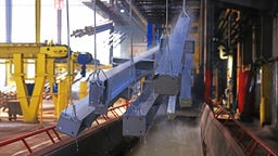 Verzinkte Stahlträger werden aus einem Abkühlbecken gehoben. NRW Kreuztal, Coatinc Dompany, Symbolbild