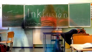 Symbolbild: Auf der Tafel eines Klassenzimmers steht "Inklusion".