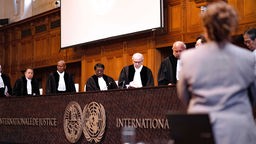 Richter betreten den Gerichtssaal während einer Anhörung vor dem Internationalen Gerichtshof (IGH). Archivbild: 17.05.2024