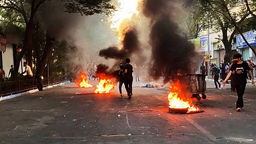 Archivfoto: Demonstranten und einzelne Brandherde bei einre Demonstration inTeheran in Folge des Todes von Mahsa Amini (23.09.2022) 