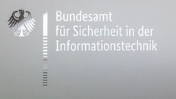 In silberner Schrift auf grauen Grund steht: "Bundesamt für Sicherheit in der Informationstechnik"