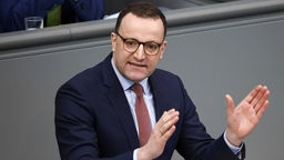 Jens Spahn gestikulierend am Rednerpult im Bundestag