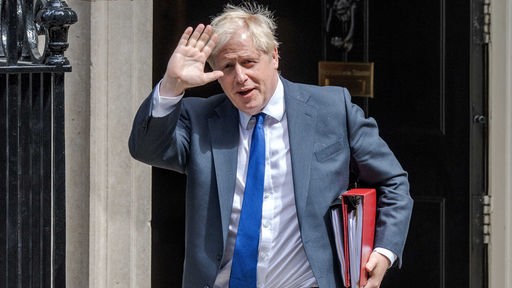 Boris Johnson winkt beim Verlassen der Downing Street 10 (06.07.2022).