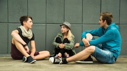 Symbolbild: Drei junge Menschen im Gespräch