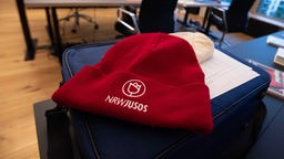 Symbolbild: Rote Mütze mit dem Logo der NRW-Jusos.