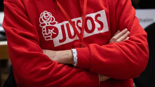 Symbolbild: Ein Mensch in einem Hoodie mit JUSOS-Logo