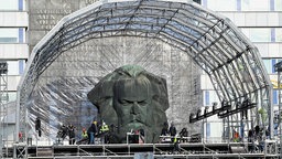 Ein Podium wird vor der Eröffnungsfeier um das Karl-Marx-Denkmal aufgebaut. Chemnitz Kulturhauptstadt Europa 2025