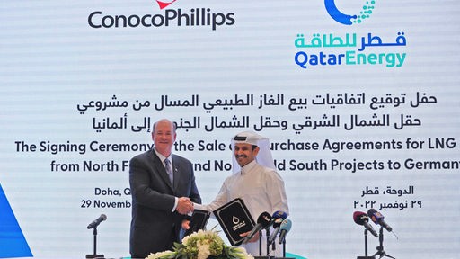 Saad Sherida al-Kaabi, Katars Energieminister und CEO von QatarEnergy, und Ryan Lance, CEO des multinationalen Konzerns ConocoPhillips, bei einer Pressekonferenz in Doha, 29.11.2022.