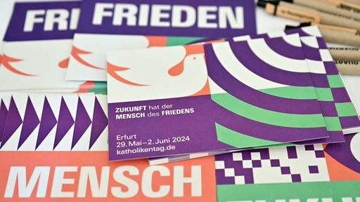 Flyer und Postkarten zum Deutschen Katholikentag 2024 in Erfurt.