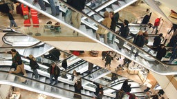 Symbolbild: Menschen auf den Rolltreppen im Düsseldorfer Kaufhof 2003.