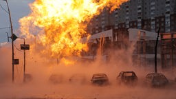 Brennendes Hochhaus in Kiew nach einem russischen Luftangriff (02.01.2023).