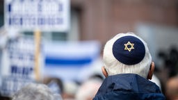 Ein Teilnehmer einer Pro-Israel-Kundgebung trägt eine Kippa mit Davidsstern vor der Paulskirche in Frankfurt (14.10.2023).