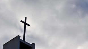Symbolbild: Kreuz auf einem Kirchturm