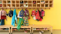Symbolbild: Eine Garderobe in einer Kindertagesstätte.