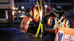 Klimaktivist:innen haben sich in Köln auf der Straße festgeklebt (17.01.2023)