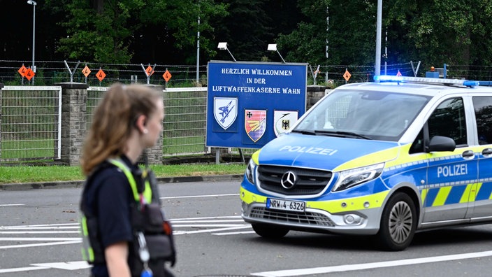 Polizei vor der Einfahrt zur Luftwaffen-Kaserne in Köln-Wahn (14.08.2024).