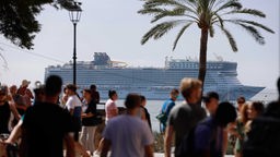 Symbol: Ein Kreuzfahrtschiff an der Küste von Palma