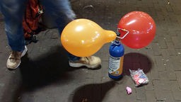 Mit Lachgas gefüllte Luftballons an einer Kartusche. 