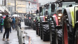 Landwirte fahren mit ihren Traktoren durch die Siegener Innenstadt und protestieren gegen die Politik der Bundesregierung.