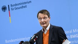 Karl Lauterbach (SPD), Bundesminister für Gesundheit, äußert sich im Bundesministerium für Gesundheit zum Eckpunktepapier gegen Lieferengpässe bei Medikamenten (20.12.2022).