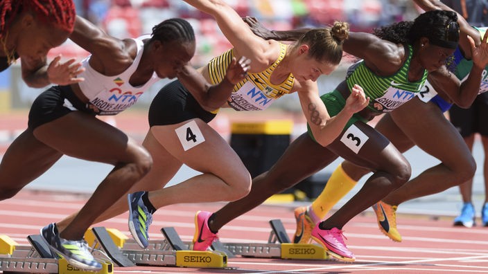 Läuferinnen beim Start, 100-Meter-Lauf, Leichtathletik-WM in Ungarn, Archivbild: 20.08.2023