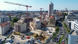 Symbolbild: Mehrere Kräne stehen auf der Baustelle des Krystallpalast Areals in Leipzig (2023).