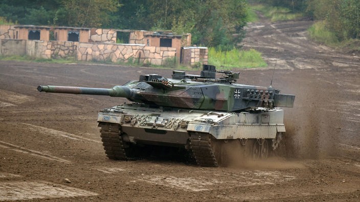 Ein Panzer vom Typ Leopard-2A6 der Bundeswehr bei einer Übung in der Heide