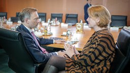 Familienministerin Lisa Paus (r.) im Gespräch mit Finanzminister Christian Lindner