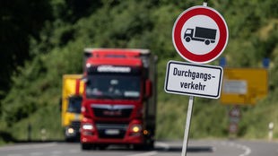Ein Durchfahrtsverbotsschild für LKW steht hinter der Abfahrt Lüdenscheid. Archivbild. 09.06.2023