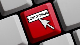 Symbolbild: Eine Taste einer PC-Tastatur ist rot und mit "Lobbyismus" beschriftet.