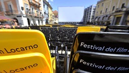 Archivbild: Stühle mit dem Aufdruck "Filmfestival" und "Locarno" vor einer Leinwand auf dem Piazza Grande in Locarno (2009).