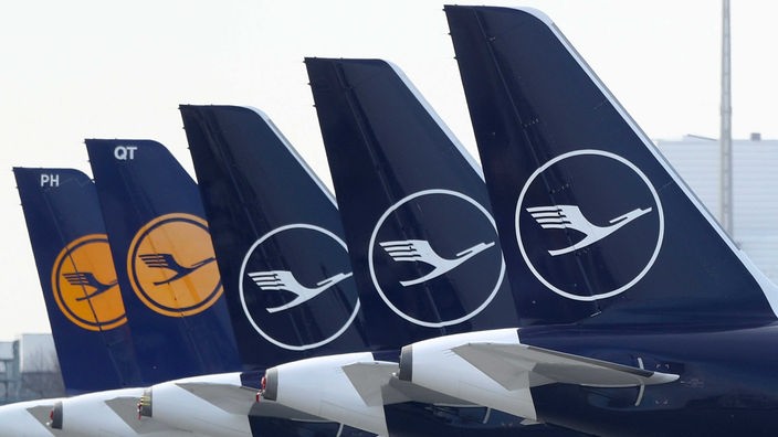 Symbolbild: Mehrere Lufthansaflugzeuge in einer Reihe (München 2020)