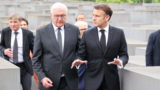 Emmanuel Macron (r.) und Frank-Walter Steinmeier (l.) am Holocaust Denkmal in Berlin 27. Mai, 2024.